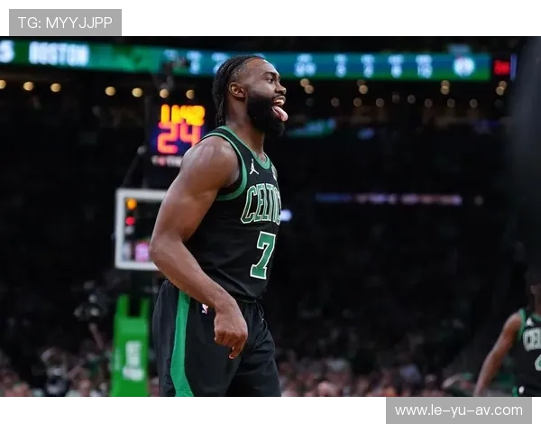 防守！布朗的怒吼成凯尔特人取胜密码，他用行动撕碎对手进攻