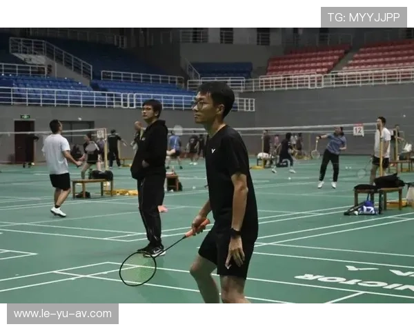 羽毛球男单赛场风云再起,顶尖选手争锋实力激烈