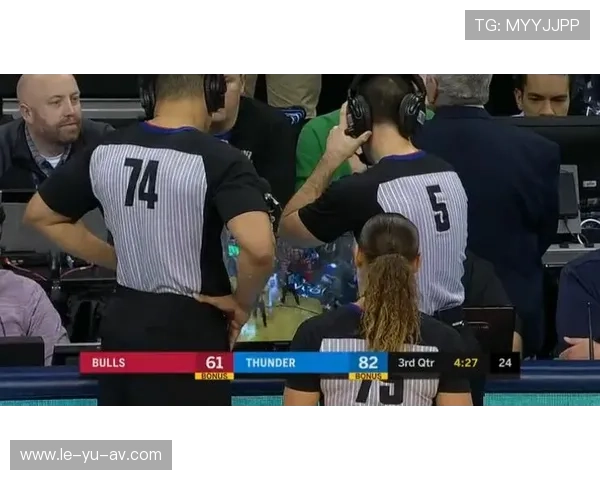 黄蜂球迷热情高涨，主场氛围燃爆全场