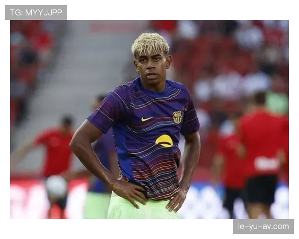 拉菲尼亚远射惊艳全场,精彩进球集锦引爆球迷热议 拉菲尼亚远射惊艳全场,精彩进球集锦引爆球迷热议