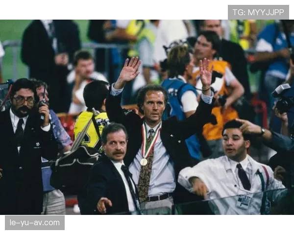 贝肯鲍尔式中场统治力再现：战术智慧引领现代足球新风潮