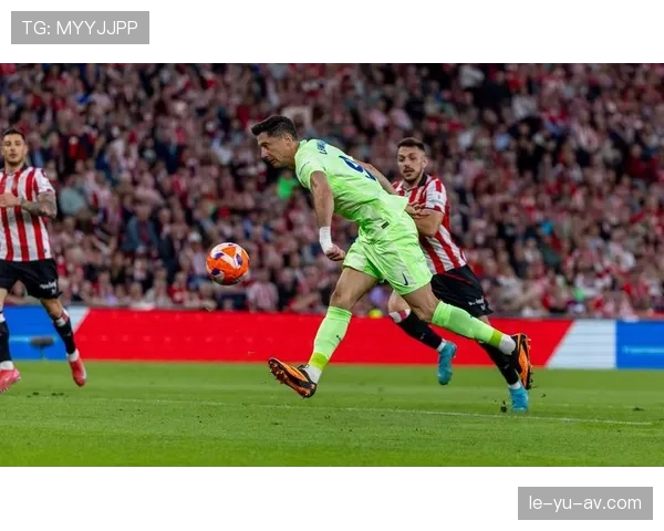 莱万多夫斯基状态火热助巴萨问鼎西甲，迎来赛季巅峰表现