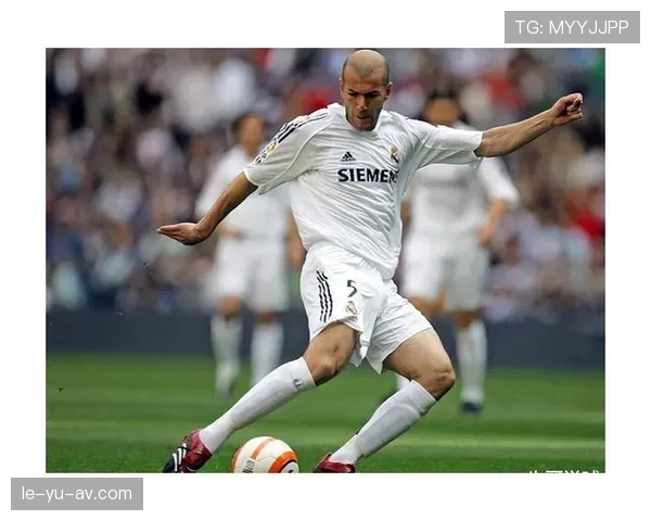 齐达内：以中场艺术与智慧持续重塑足球战术，表现惊艳