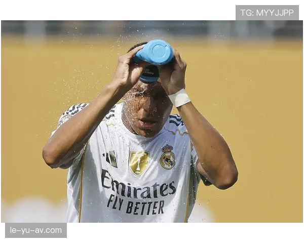 姆巴佩日常穿得像隔壁小伙儿，转身球场就是亿万人追着跑的大神