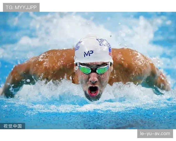 菲尔普斯泳池边的豪车队，旁边竟有人在啃泡面？