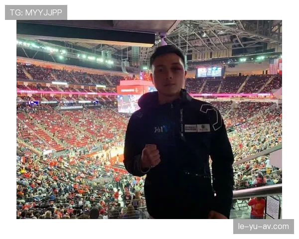 徐灿训练完直接去菜市场砍价，拳台上下完全是两个人